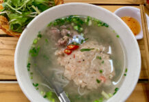 Bún quậy Phú Quốc: Có gì đặc biệt và cách ăn cho lần đầu Tô bún quậy Phú Quốc với hải sản, hành và nước chấm ăn kèm