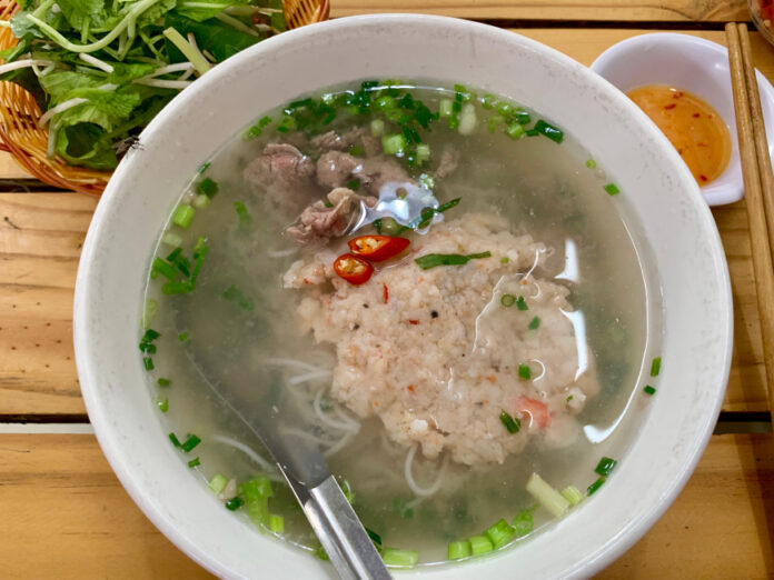 Tô bún quậy Phú Quốc với hải sản, hành và nước chấm ăn kèm